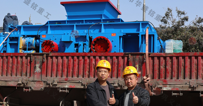 鵝卵石制砂用什么破碎機？推薦對輥機價格不貴還耐用