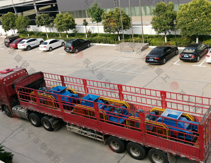 三臺400x600小型對輥破碎機發(fā)貨現(xiàn)場 