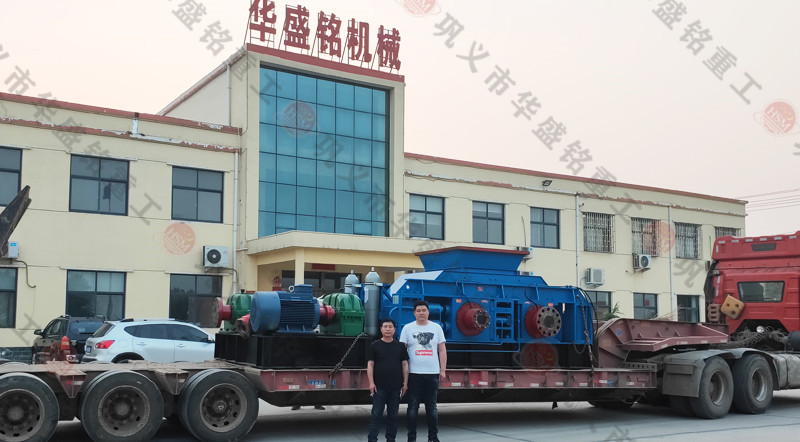 大型液壓對(duì)輥破碎機(jī)發(fā)貨現(xiàn)場